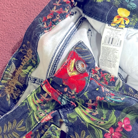 This Desigual Jean came in very vibrant colour, it is clean & in Excellent shape - Picture 6 of 6